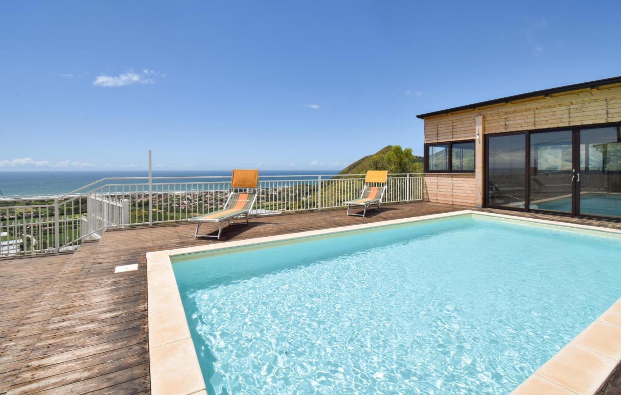 In With Heated Swimming Pool Holiday home *